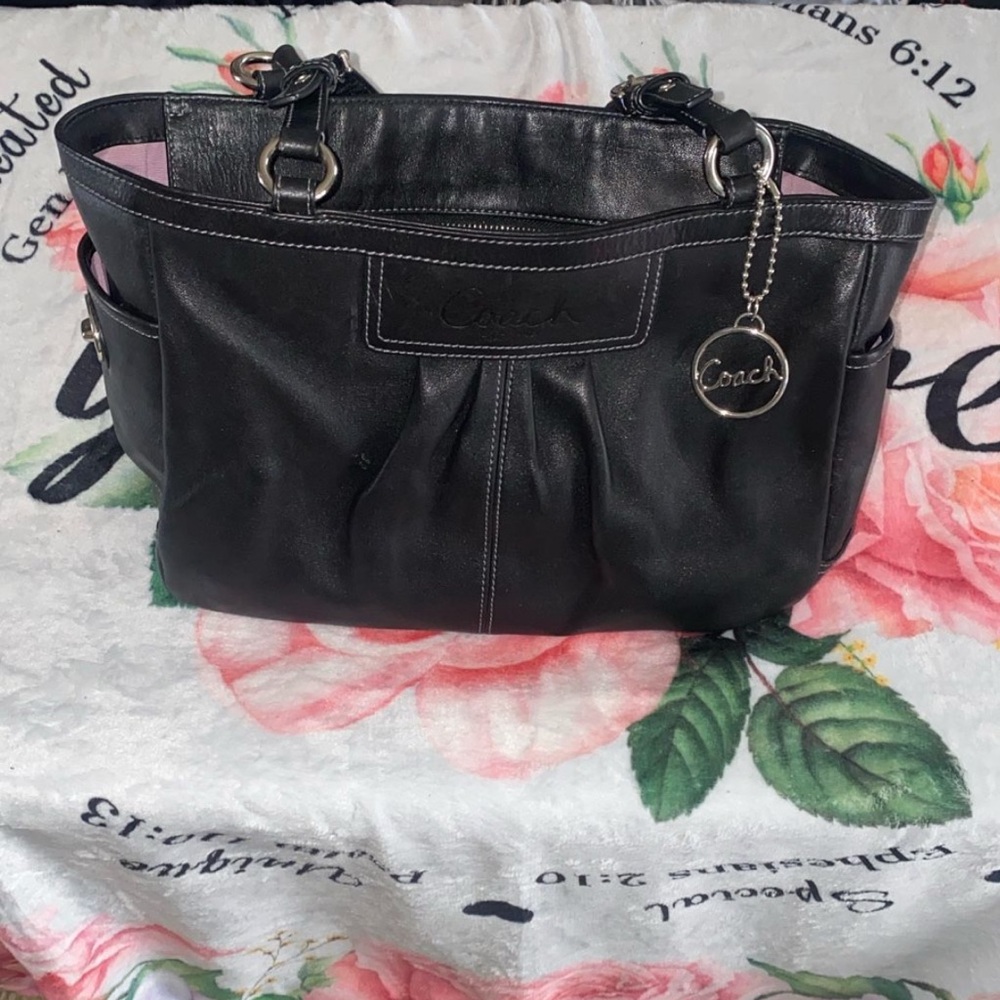 Coach Elegant Black Leather Shoulder Bag